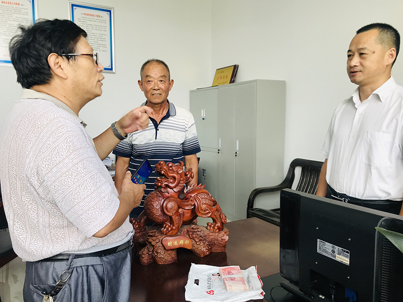 公交司乘拾金不昧   萬元現金完璧歸趙